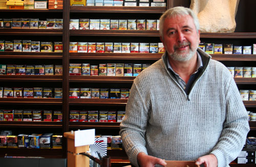 Zigarren Hessberger Geschäftsführer Jürgen Hoffmann zu finden in seinem Zigarren Laden in Bielefeld
